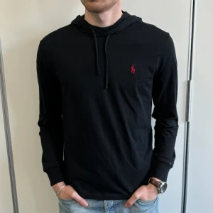 RALPH LAUREN - TRÖJA - Ralph lauren tröja i storlek M - Skick 8,5/10 - Nypris 1499kr - Vårt pris 299 - Modellen är 185