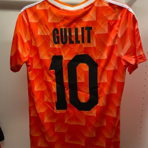 Gullit Holland tröja - Retro Gullit fotbollströja, nmr 10. Storlek S. Hör av dig vid frågor!  