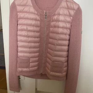 Moncler Cardigan  - Lägger upp min moncler cardigan på nytt💕jättesnygg och perfekt nu till våren och sommaren💕den är i använt skick men fortfarande väldigt fin, effekterna på ryggen och underarmen syns inte när man har på sig jackan💕BUD JUST NU:3000, kom med bud privat💕