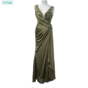 Balklänning  - Säljer en jättefin grön balklänning som tyvärr inte passar mig :( Det förekommer några defekter som lösa trådar och lossade sömmar på några få ställen men annars är den i bra skick. Hör av dig om du har frågor eller funderingar :)