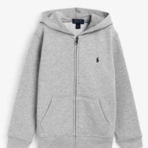 Säljer denna gråa zip hoodie från Ralph lauren. Storlek L (barn storlek) 