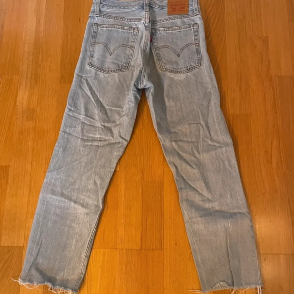 Raka Levis jeans i storlek 26 - skulle säga att de är i xs. Jeans & Byxor.