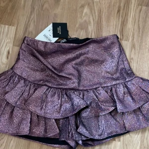 Kjol  - Säljer denna kjolen från zara med pris lapp på 🩷 storlek S