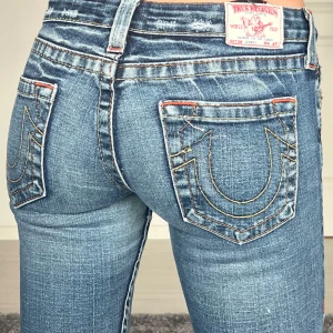 True religion jeans - midjemått: 36cm rakt över, innerbenslängd: 68cm 💗 