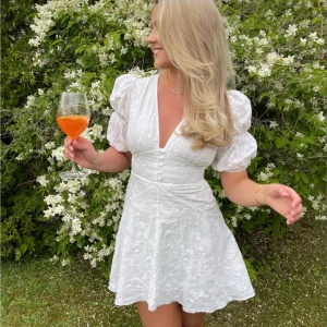 Adoore studentklänning - Intressekoll på min Adoore klänning! Den är helt oanvänd, lappen finns kvar. Har hittat en annan klänning till studenten så därav gör jag en intressekoll🥰 Hör av er om ni har några frågor!