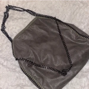 Stella McCartney liknade väska  - En jättefin Stella McCartney liknade väska. Den är knappt använd o kmr inte till användning längre. Lånade bilder, priset går o diskutera 