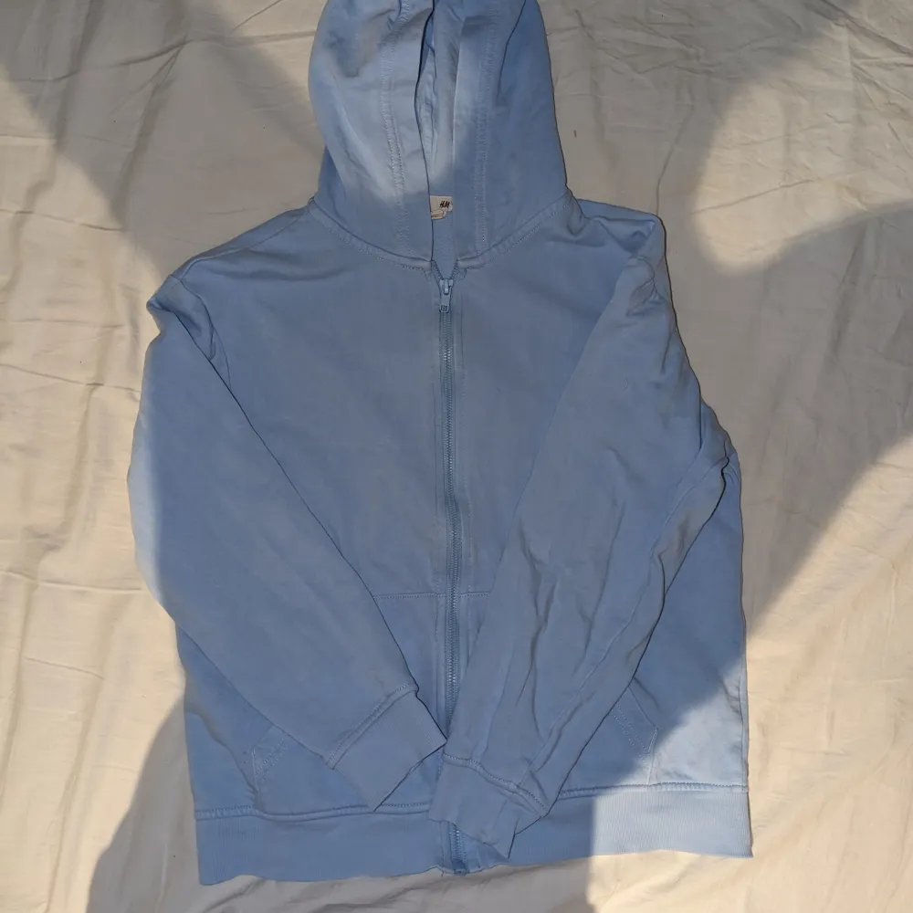 Söt blå zip up hoodie med kedja från Hm . Hoodies.