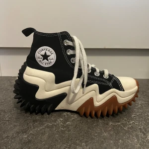 Converse skor - jätte coola converse skor, använt ett par gånger. mycket bra skick. priset går att diskuteras !
