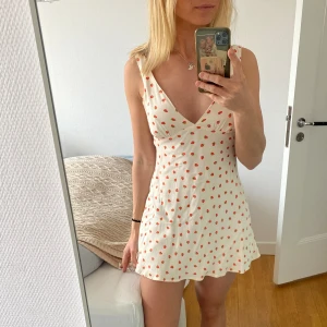 Sommarklänning - Säljer min supersöta klänning med små jordgubbar från Zara