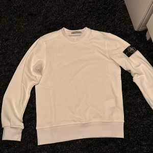 Stone island crewneck str M - Den är i nyskick och har använt den 3-5 gånger , finns inga defekter på den