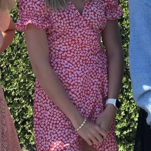 röd sommarklänning - säljer denna superfina klänning som tyvärr blivit för liten för mig. inte använt så många gånger, kanske 5 trots att jag älskade den (ingen klänningtjej riktigt)😍😝 köparen står för frakten