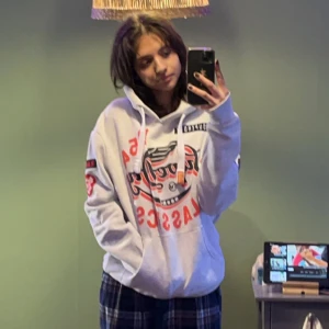 huvtröjor  - jättefin tröja med coola detaljer som jag tyvärr inte använder. jag har heller aldrig använt den och den är i fint skick.  hör av er om ni vill ha mer information 💕