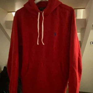 Polo ralph lauren Hoodie  - Säljer min Ralph lauren hoodie då den blivit för liten. Den inte inte använd mycket alls. Storleken är S. Mitt pris är 499, hör av er för frågor