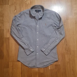 Ralph lauren skjorta - Säljer denna skjorta från ralph lauren. Väldigt bra skick. Storlek S slimfit men kan nog passa XS vanlig också Nypris runt 1500 tror jag, mitt pris 399