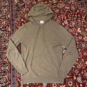 John Henric cashmere hoodie - John Henric cashmere hoodie i bra skick säljes då den är för liten.  Har lagat sömmen på luvan undertill men inget synligt.  Nypris 1500 kr