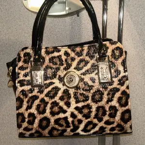 Hej!! Säljer denna fina leopard väska för att den inte kommer till användning. Vet inte riktigt märket.  Pris kan diskuteras💖