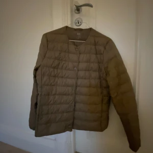 Uniqlo jacka - Super fin uniqlo jacka som säljs då den inte kommer till användning. 