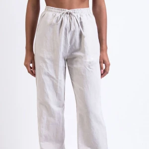 Linnebyxor - Beigea linnebyxor från madlady, köpte 2022. Modellen Lou som inte finns kvar längre. Sitter jättefint men har tyvärr blivit för korta för mig som är 163.