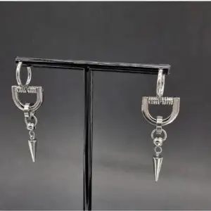 Handgjorda örhängen ● design av mig ❤️Följ :@ekjewelryofficial🤲   💎Material- 100% rostfritt stål och zinklegering●Längd -6cm Vattentåliga, ändrar inte färgen! Köp för 170kr/st eller 320kr/paret
