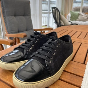 Lanvin - Säljer dessa asfeta lanvins i svart/navy grå | Box + Dustbag |Storlek UK 5 vilket motsvarar 39 | Riktigt fint skick | Nypris 4500kr | Mitt pris 1999kr