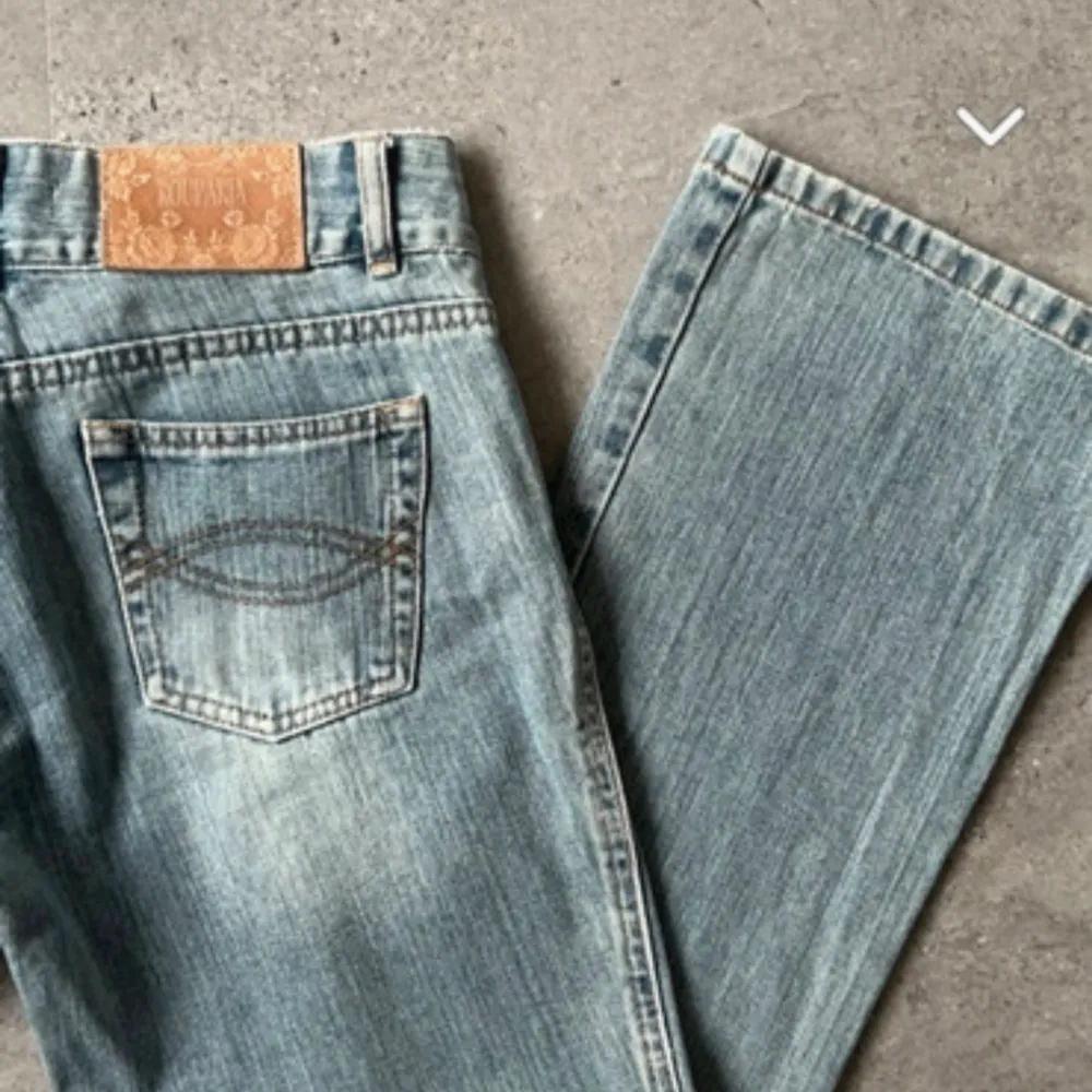 Lågmidjade flare jeans, köpta på Vinted men lite små för mig💗de två sista bilderna är lånade från förra ägaren. Jeans & Byxor.