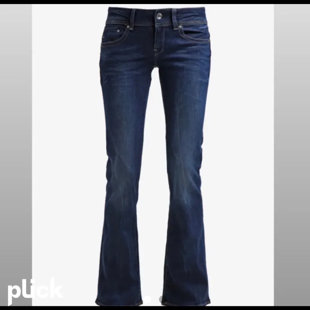 Säljer dessa snygga bootcut jeans från g star! . Jeans & Byxor.