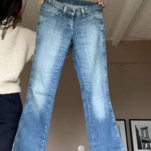 Superfina lågmidjade jeans i storlek S. Köpt second hand men säljer på grund av att de inte passade. Skriv gärna vid frågor och fler bilder!🩷 Innerbenslängd: 86cm Ytterben: 105cm Midja: 36cm 