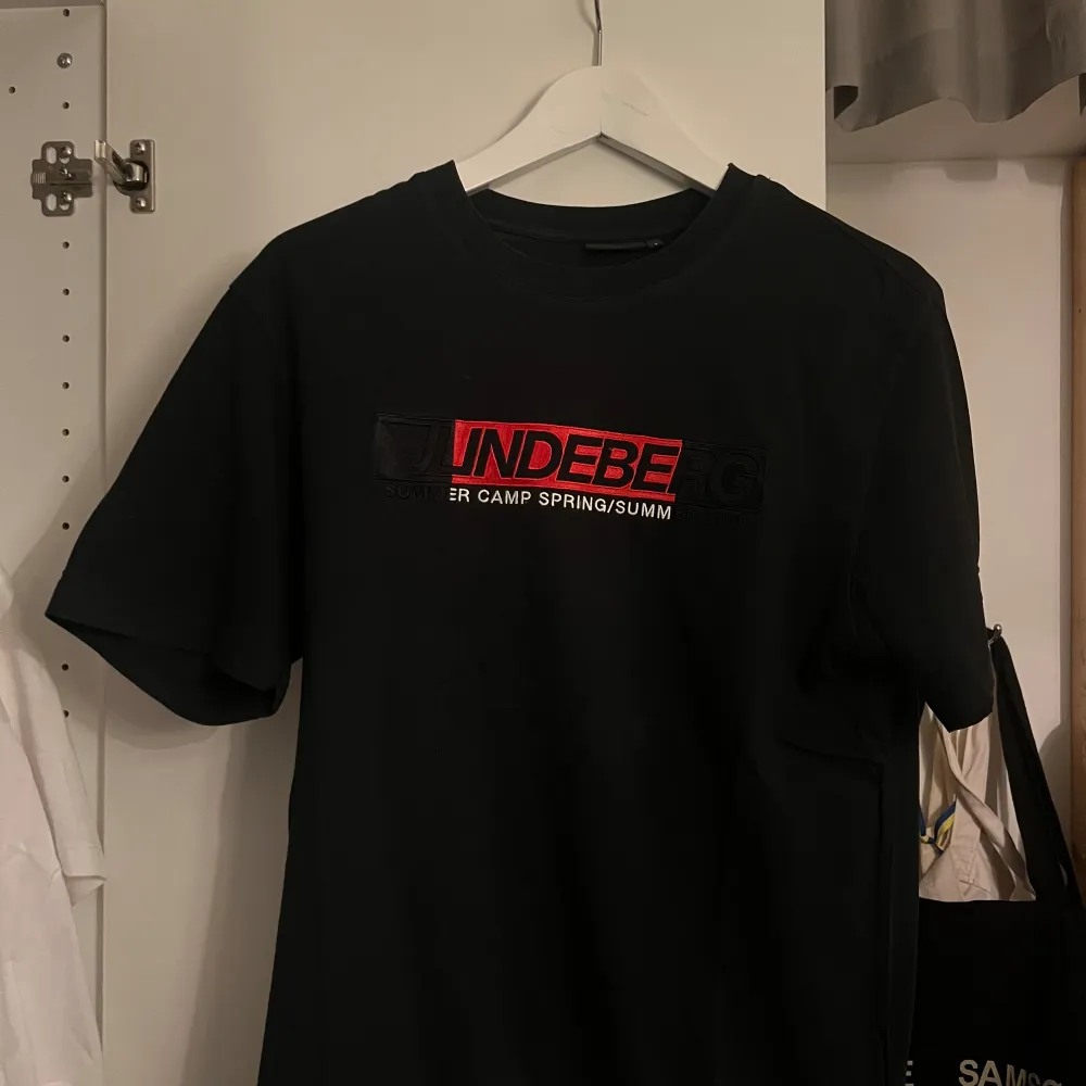 Svart T-shirt från j.lindeberg. Större i storleken, passar både S & M. T-shirts.