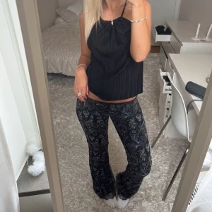 Mönstrade byxor - Säljer dessa mönstrade lågmidjade byxor. Har du någon fråga är det bara att höra av dig🫶🏻