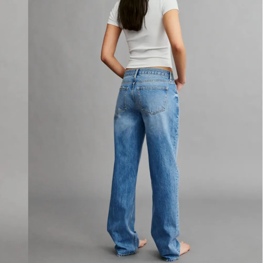 Supersnygga jeans från Gina tricot i modellen low straight jeans som knappt är använda, säljer pga att de inte passar mig, köpta för 499kr 💕💕 Skriv för egna bilder och använd gärna köp nu! . Jeans & Byxor.