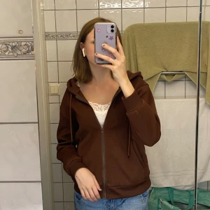 Brun zip-up hoodie! - Väldigt mjuk på insidan, style tip är att ha ett vitt linne med spets under, super snyggt🌟 Endast använt ett par gånger så den är i bra skick, säljer då den inte är min stil längre :) skriv om du har några frågor!