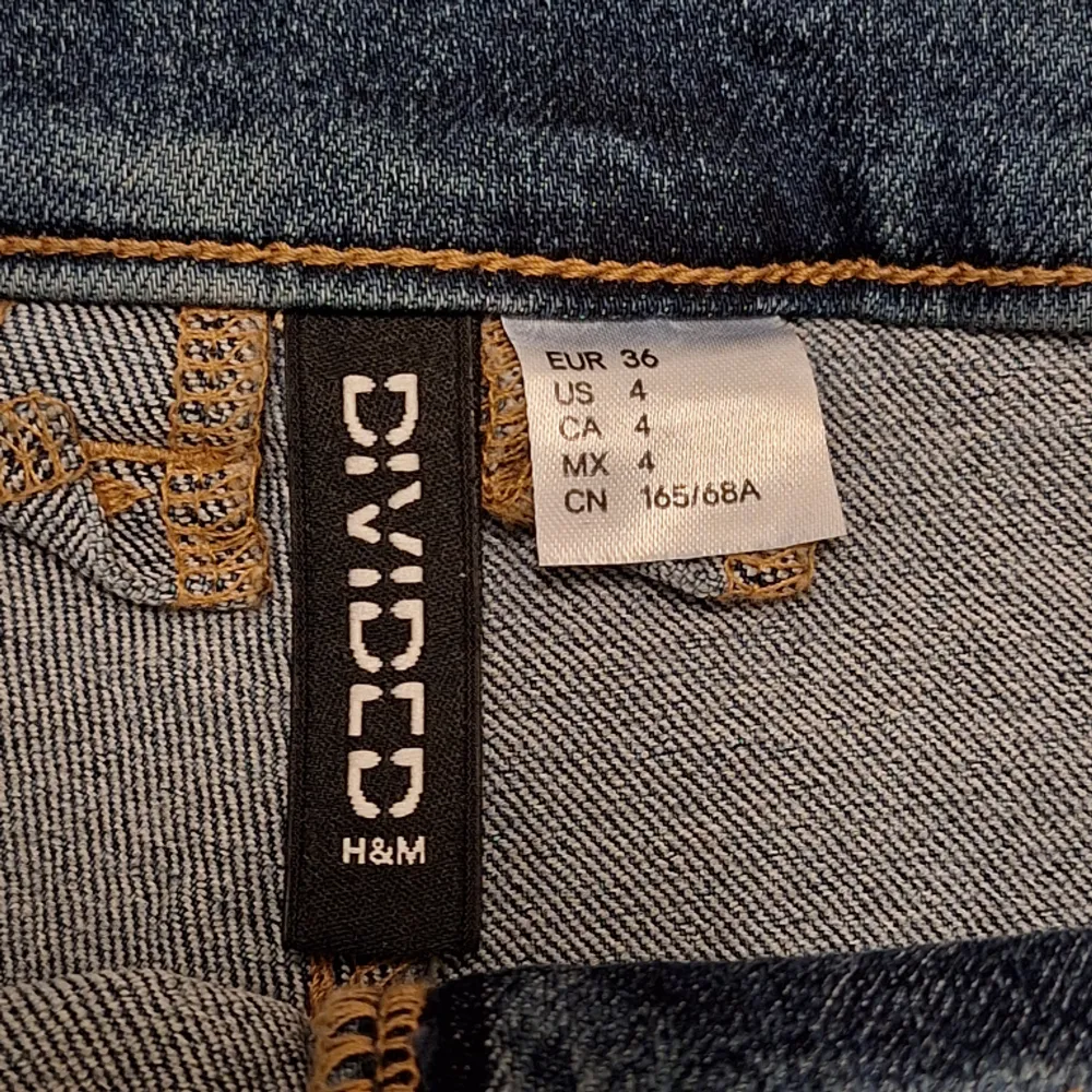 Nypris är 249 kr (slutsåld online) 💘Ett par low rise jeans shorts från H&M i storlek 36 🫶🏼 Aldrig använd då de inte riktigt passade.. Shorts.