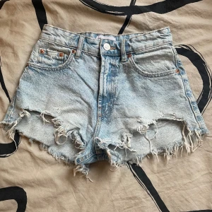 Jeansshorts zara - Jeansshorts från Zara, storlek 34 men kan även passa 32💕 knappt använda och är i bra skick 💕