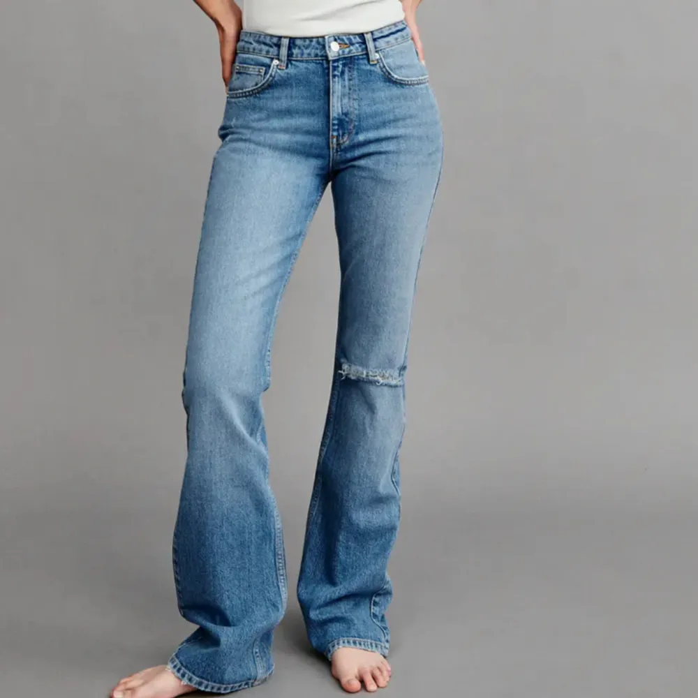 Säljer mina flare jeans ifrån gina, är försmå för mig men annars skitsnygga. Använda fåtal gånger 💞. Jeans & Byxor.