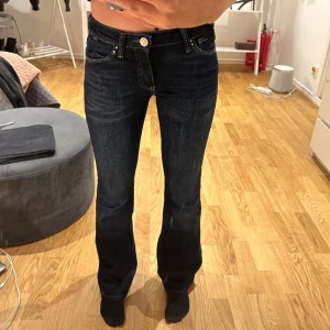 Mavi jeans  - Mörkblå lågmidjade bootcut jeans från märket Mavi 