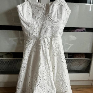 Fin sommar klänning  - Jätte fin sommar klänning som bara har använts vid ett tillfälle original precis 800kr