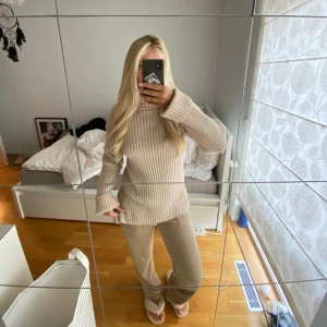 Beige stickad tröja - Jättefin beige stickad tröja med vida långa armar och polo. Hör av dig vid fler frågor🩷