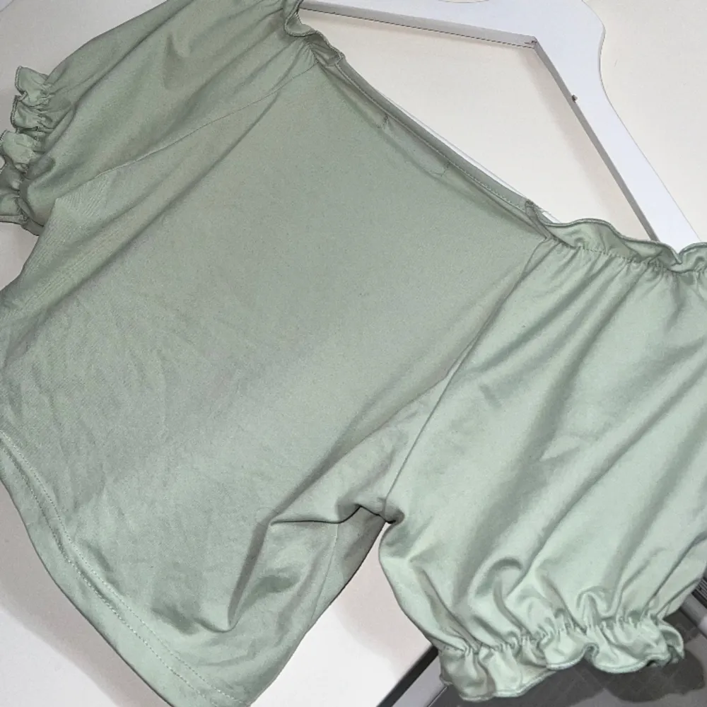 ⭐️Knappt använd  ⭐️Super söt till sommaren  ⭐️Tunnt material  ⭐️ Mint/ljusgrön ish  ⭐️STL: S men passar även Xs då sen är stretchig.  . T-shirts.