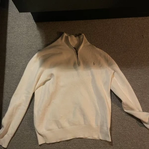 Ralph lauren zip sweatshirt  - Unik Ralph lauren tröja  Passar M och L  Sitter bra och endast en liten skavank som man ser på sista bilden  Nypris 1500