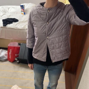 Trekvartsärmad jacka  - Säljer denna fina Herno linkande jacka med trekvarts armar som är perfekt nu till våren