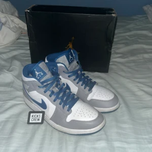 Jordan 1 mid cement grey/white-true blue  - Säljer mina jordan 1 mid eftersom det är inte riktigt min stil. Creaseskydd medföljer: 100kr Originalpris är runt 2000 kr tror jag för den här storleken Skick: Använda väl 8.5/10 skriv för mer bilder! Pris kan diskuteras vid snabb affär 💰