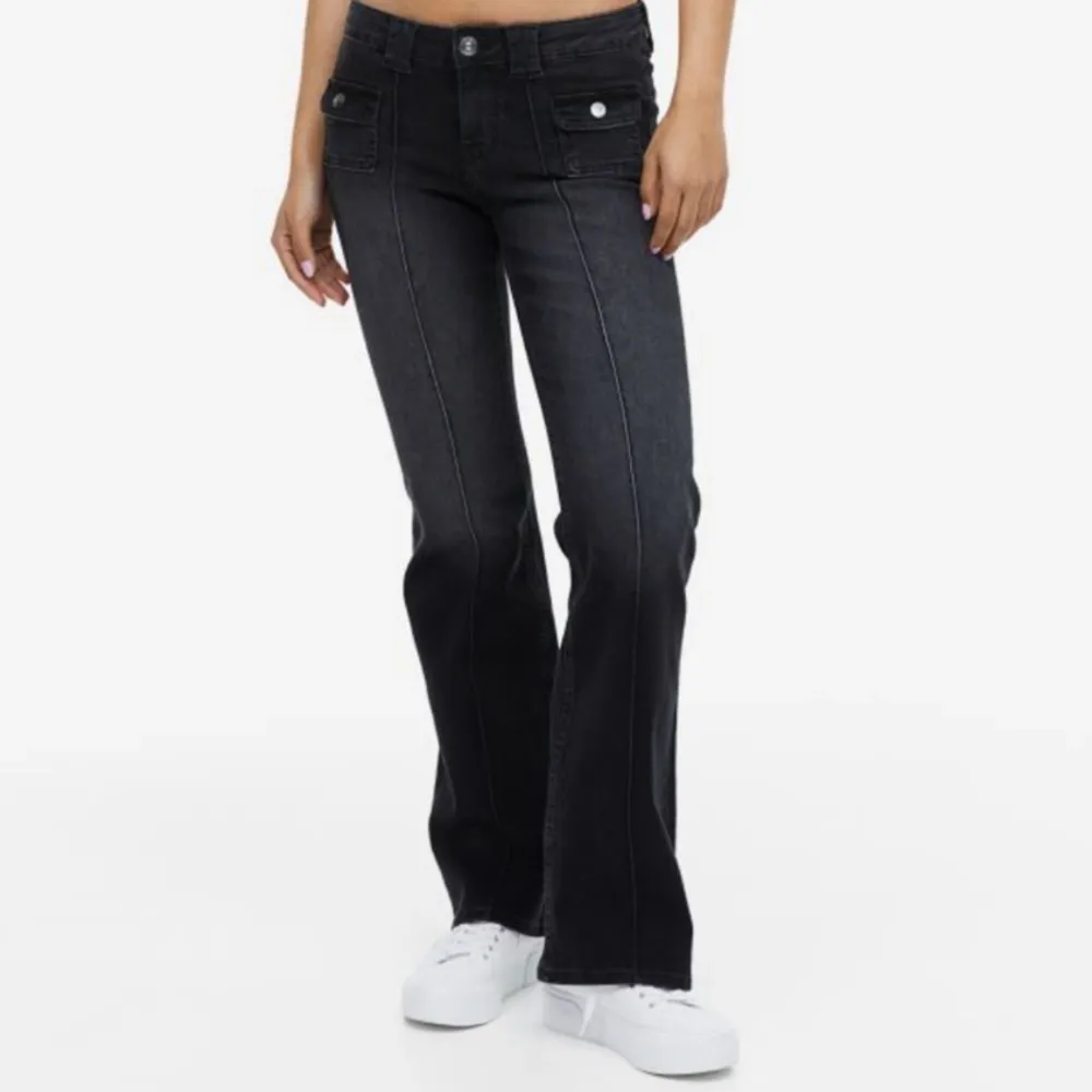 Hm’s cargo jeans i svart. Pris kan diskuteras💗. Jeans & Byxor.