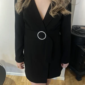 Klänning/kappa - Snygg klänning/kappa beroende på hur man vill bära den. Går att knäppa ihop med knappar på insidan. Stl.38/M (passar även stl.S) Använd 1 gång. 