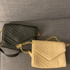 Axelremsväskor - Två stycken axelremsväskor, säljes tillsammans. Använda innan men används inte längre. Inget fel på dem helt hel. Säljes tillsammans för ett billigt pris därav inte seperat.