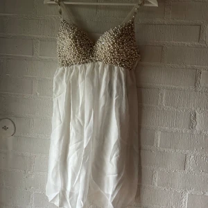 Vit klänning  - Vit klänning från club L, storlek 14 som motsvarar 38! Aldrig använd med lappen kvar