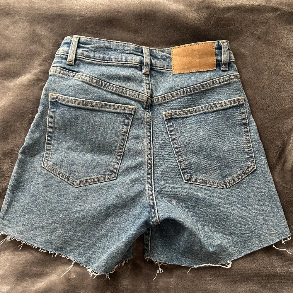 Jeansshorts i storlek 36, från H&M.  Aldrig använda. . Shorts.
