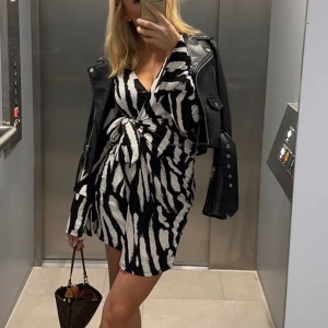 Klänning  - Klänning från GinaTricot. Storlek 34. Använd en gång 