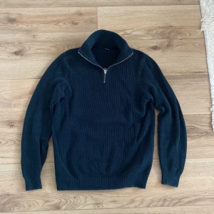 Zara halfzip  - Tjena säljer en halfzip från zara då den inte används längre, den är i väldigt bra skick och storlek är M men passar även S. 