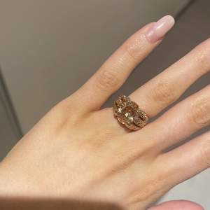 Cool ring med en stor sten som inte kommer till användning. Skulle gissa på att den är i storlek 17. Färgen är blandning av både guld och roseguld. 💗