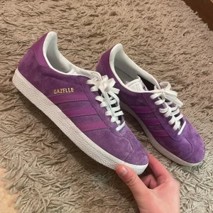 Adidas Gazelle  - Säljer dessa populära skor i nyskick från adidas! Säljs då de tyvvär inte kommit till användning på grund av fel storlek! Vid eventuella frågor eller funderingar kom privat!💜